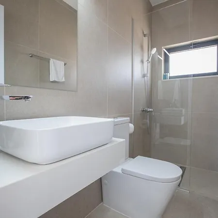 Rent Your Dream Holiday And Look Forward To Relaxing Beside Your Private Pool 1704 别墅