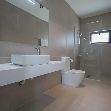 Rent Your Dream Holiday And Look Forward To Relaxing Beside Your Private Pool 1704 *